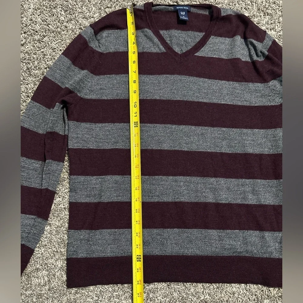 GAP Men's Maroon and Gray Striped Crewneck Sweater